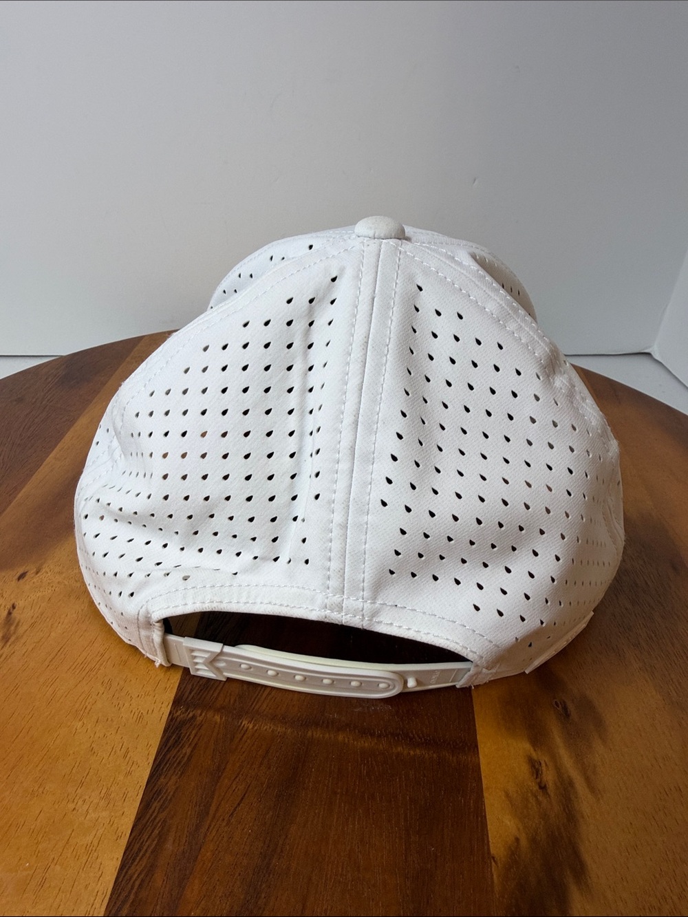 Melin white A-Game Hydro hat, clean, size CL,
Minor stains and discoloration. - Picture 4 of 14